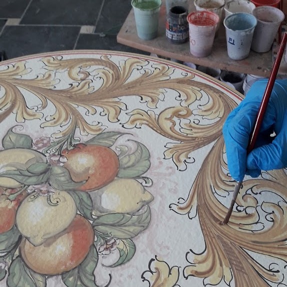 Donna in auto con panorama siciliano / Woman in car with Sicilian view