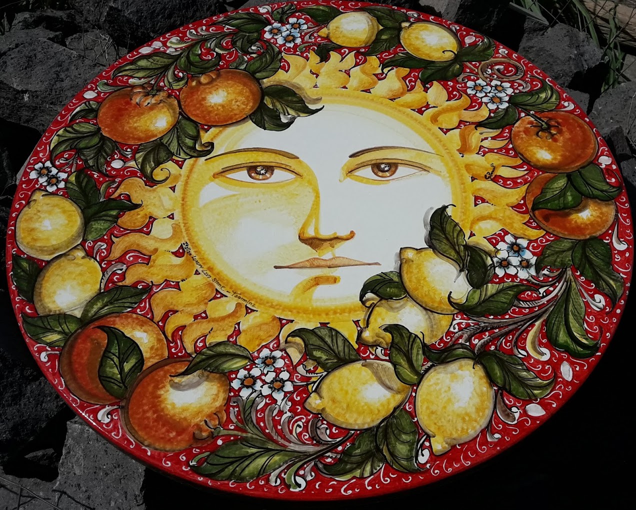 Tavolo in pietra lavica dipinto a mano / Hand-painted lava-stone table